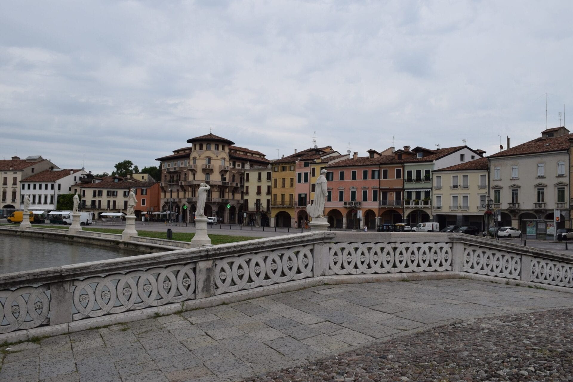Prato della Valle, 42, 35123 Padova PD, Italy / 03-08-2020 13:52 / 23.06 °C en lichte regen