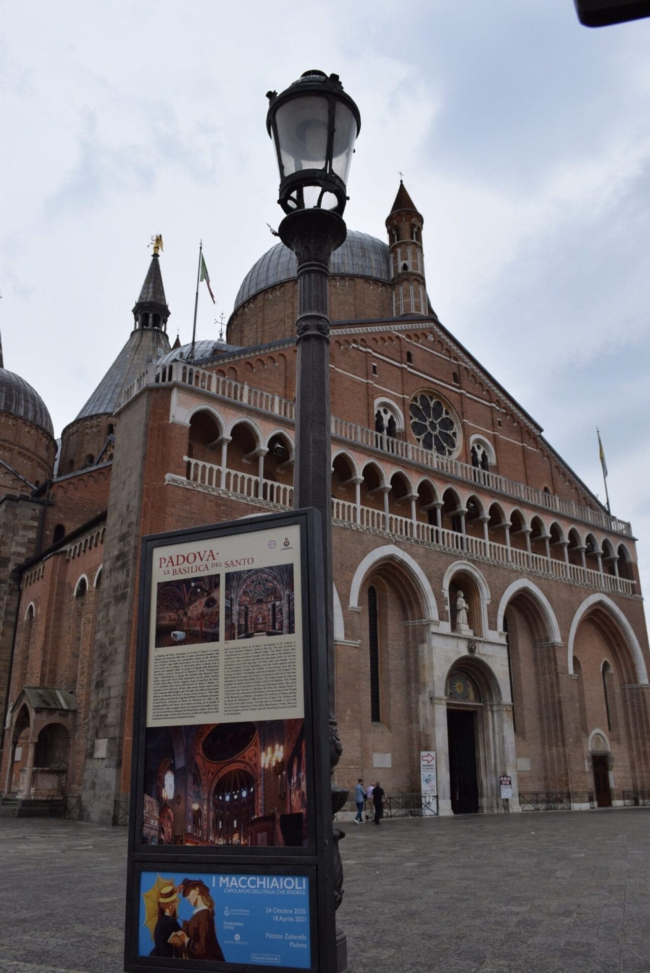 Piazza del Santo, 13, 35123 Padova PD, Italy / 03-08-2020 14:28 / 22.2 °C en lichte regen