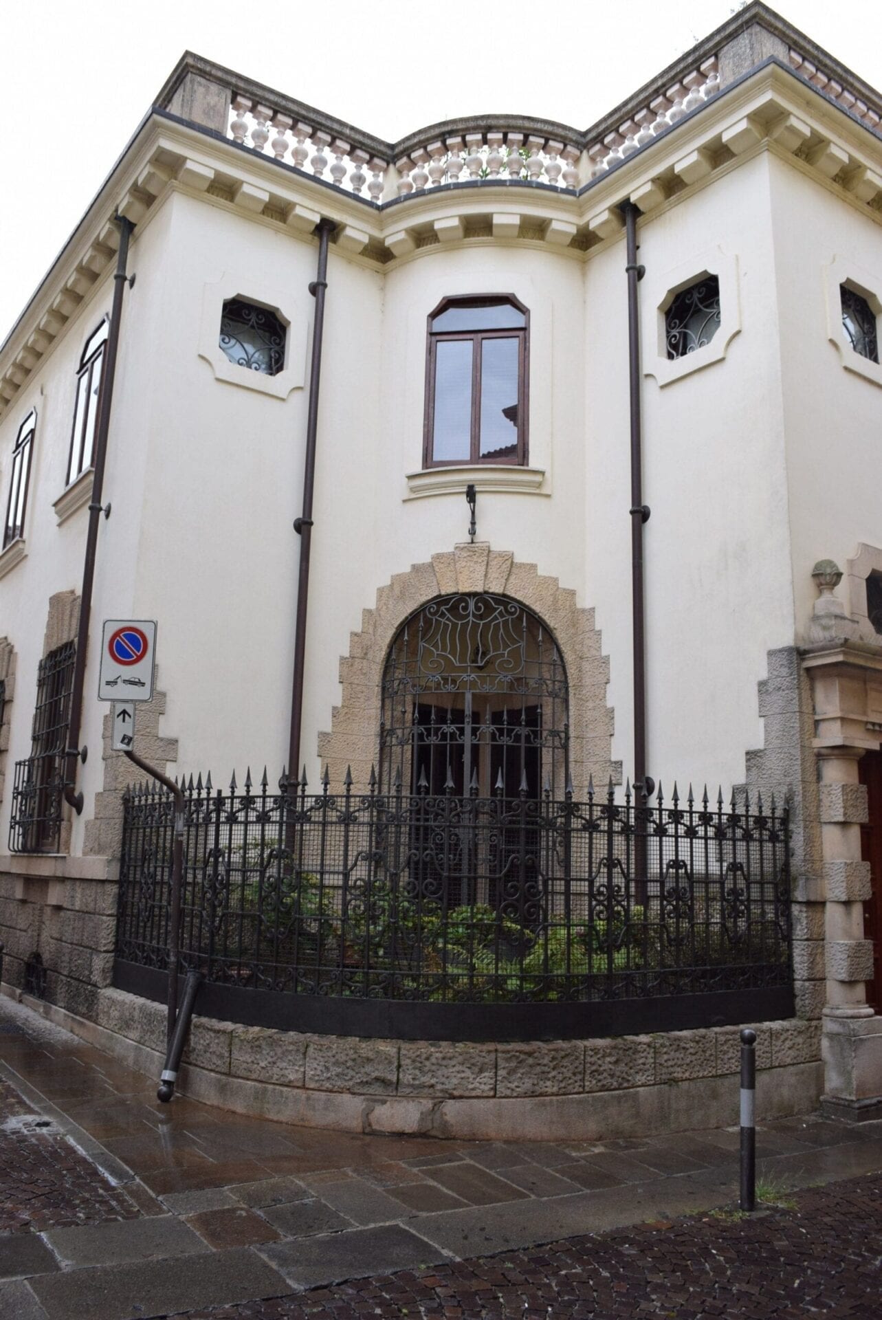 Via Rudena, 30, 35123 Padova PD, Italy / 03-08-2020 14:43 / 22.12 °C en matige regen