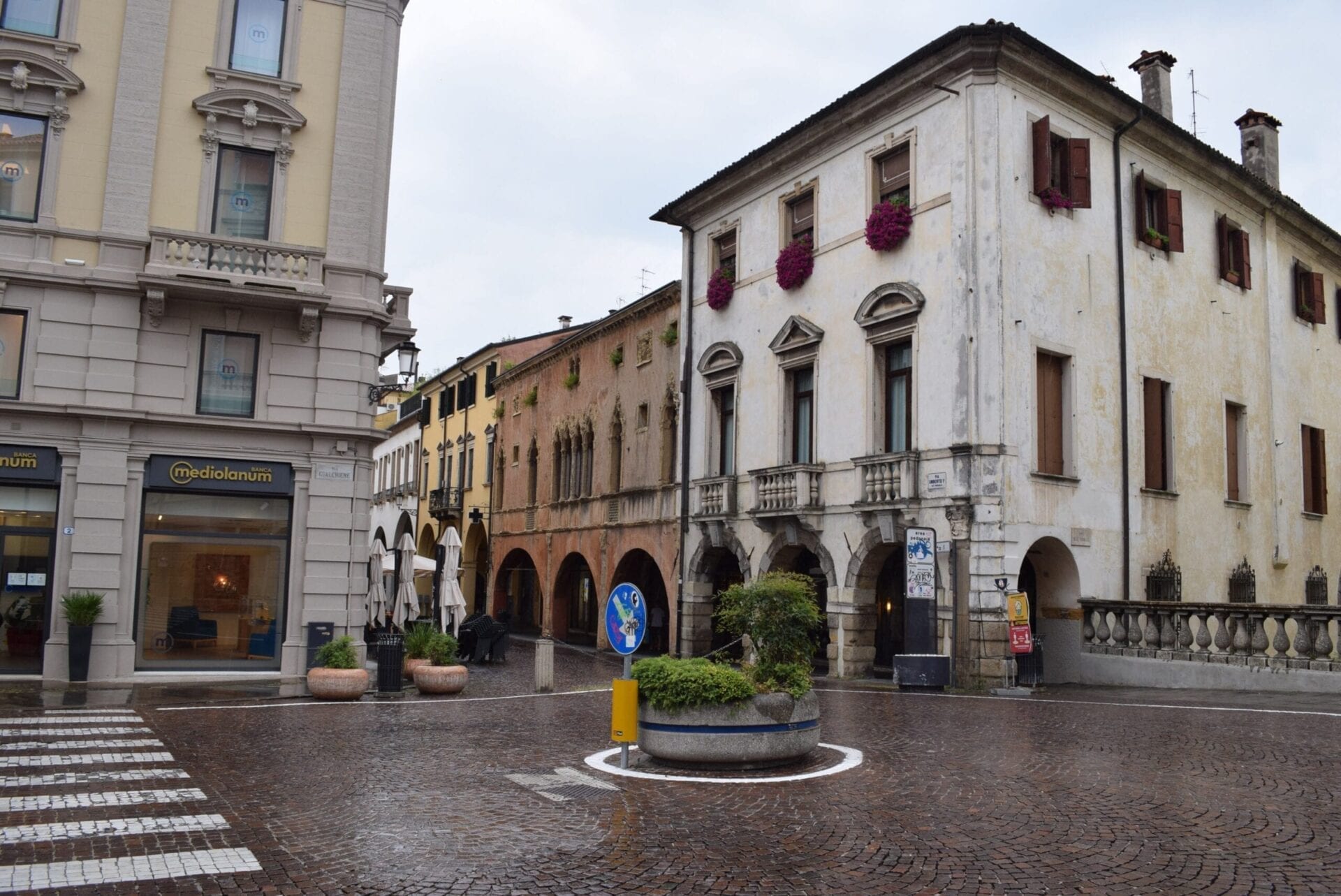 Via Antonio Locatelli, 5, 35123 Padova PD, Italy / 03-08-2020 14:55 / 20.74 °C en zware regenval
