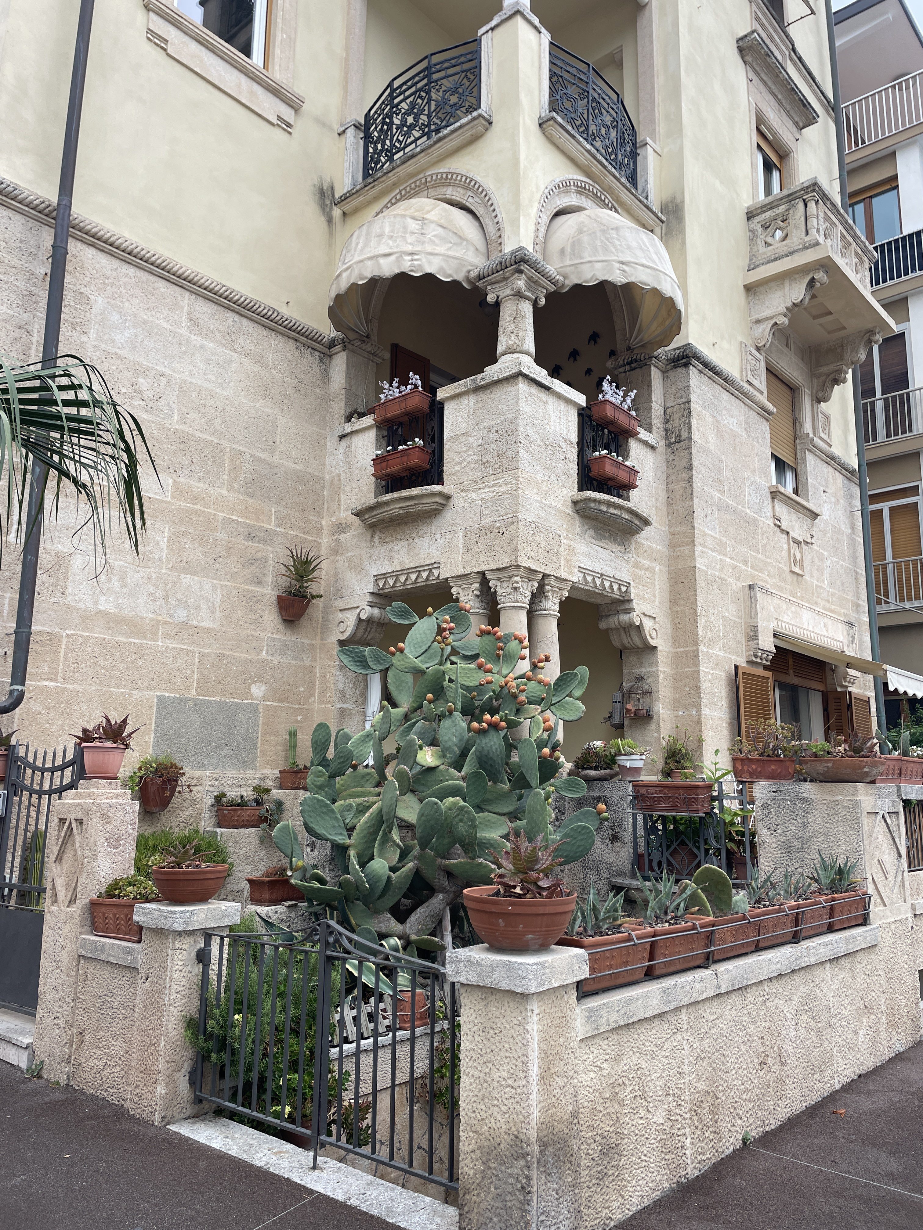 Piazza Olinto Simonetti, 11, 17024 Finale Ligure SV, Italy / 28-08-2025 15:42 / 24.61 °C en bewolkt / 7 m