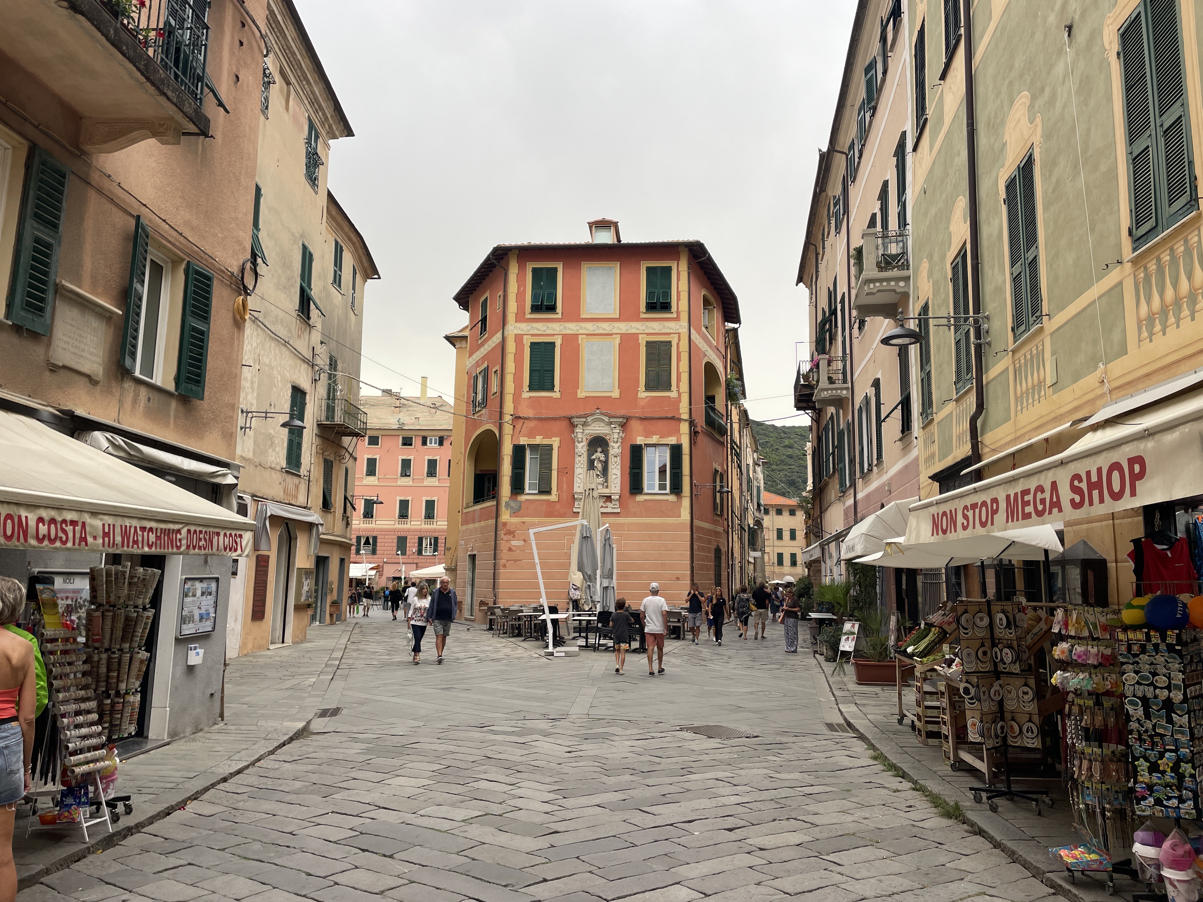 Via Anton Giulio Barrili, 20/1, 17024 Finale Ligure SV, Italy / 28-08-2025 16:11 / 25.05 °C en lichte regen / 12 m
