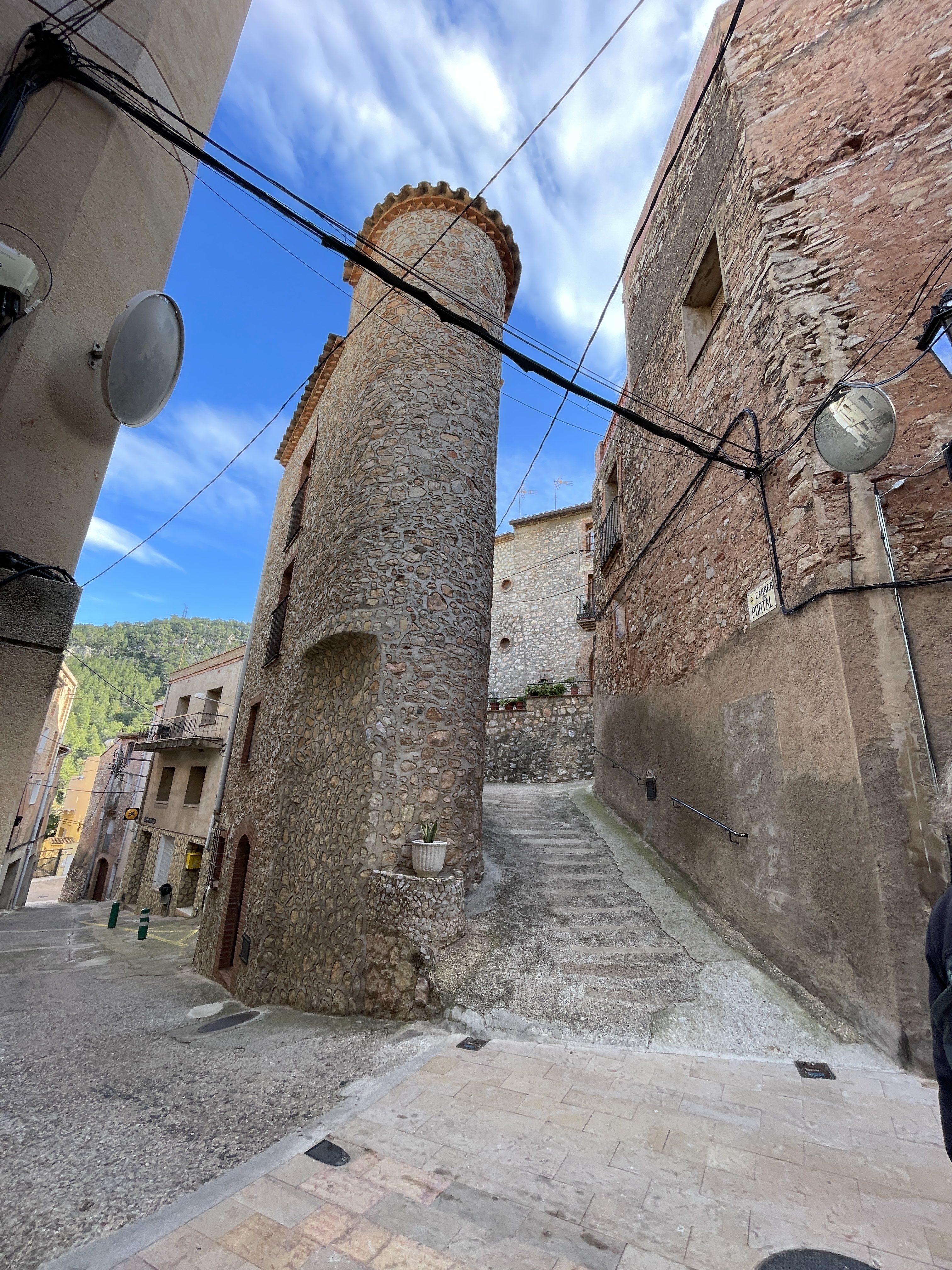 Carrer Escoles, 16, 43320 Pratdip, Tarragona, Spain / 02-12-2025 14:22 / 12.92 °C en licht bewolkt / 240 m