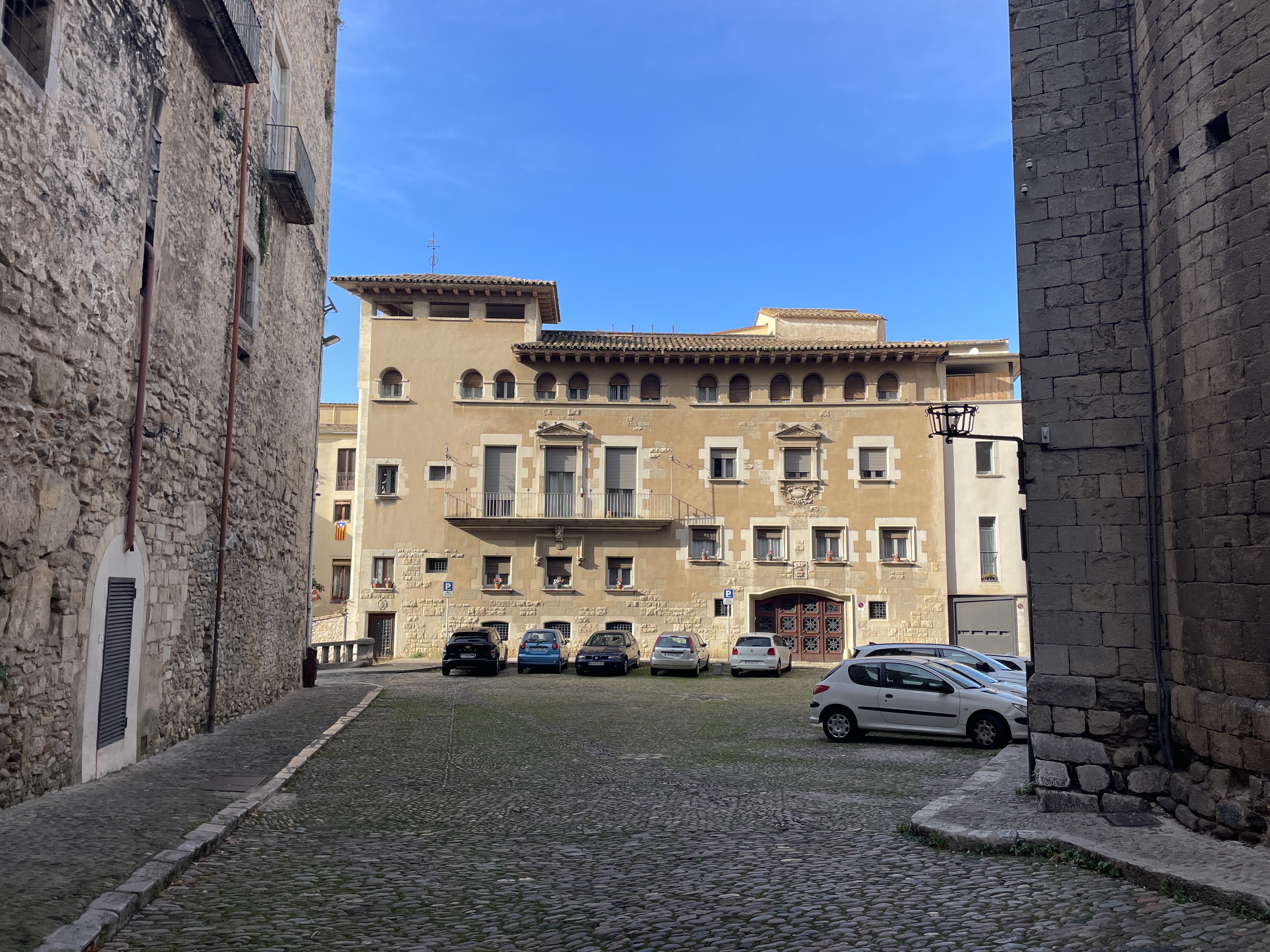 Plaça de Sant Feliu, 31, 17004 Girona, Spain / 03-12-2025 12:05 / 13.11 °C en zeer lichte bewolking / 77 m