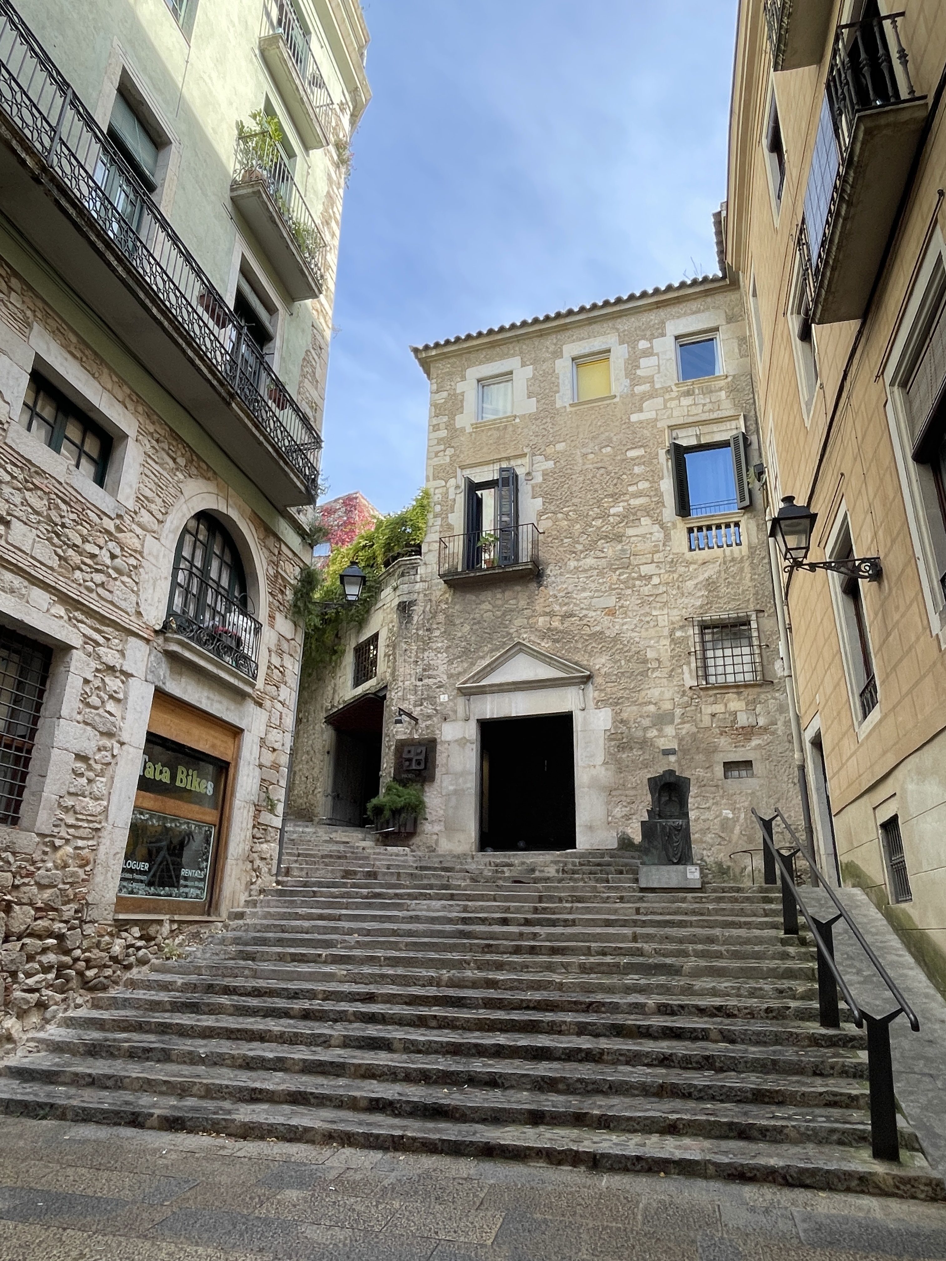 Pujada de la Catedral, 6, 17004 Girona, Spain / 03-12-2025 12:22 / 13.51 °C en zeer lichte bewolking / 83 m