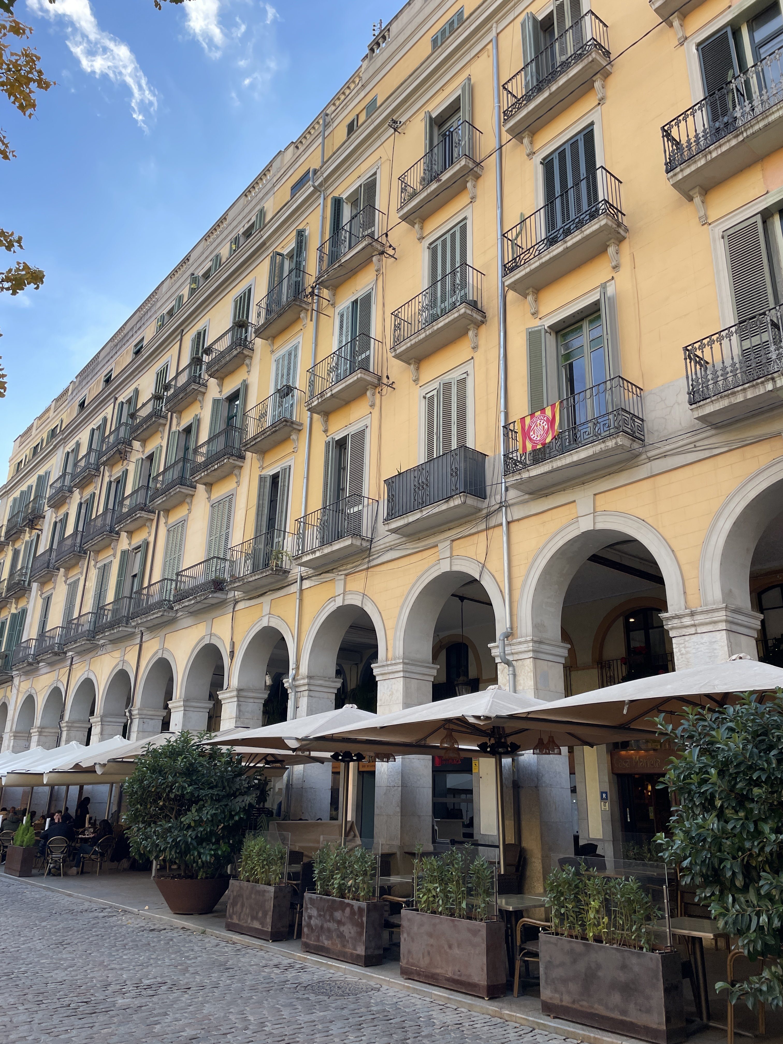 Pl. de la Independència, 19, 17001 Girona, Spain / 03-12-2025 15:22 / 12.89 °C en zeer lichte bewolking / 103 m