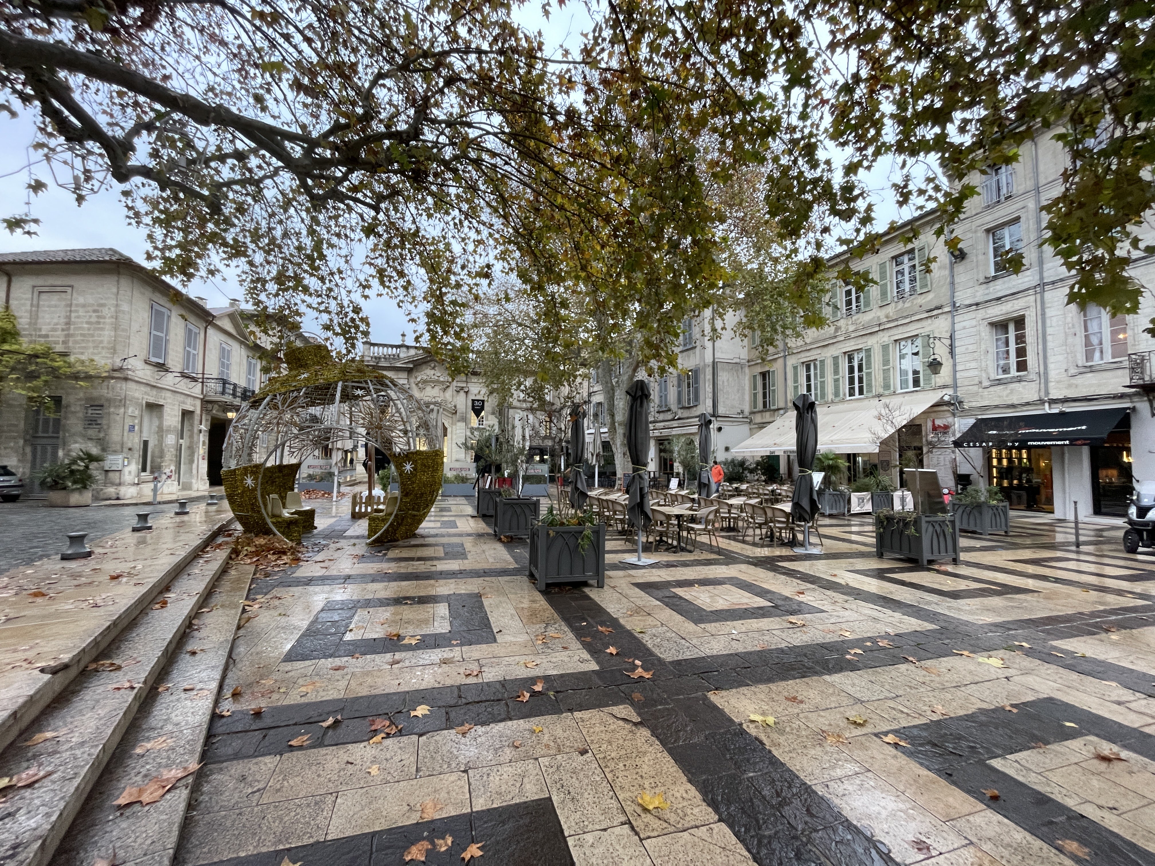 11 Pl. Crillon, 84000 Avignon, France / 04-12-2025 16:00 / 7.28 °C en matige regen / 18 m