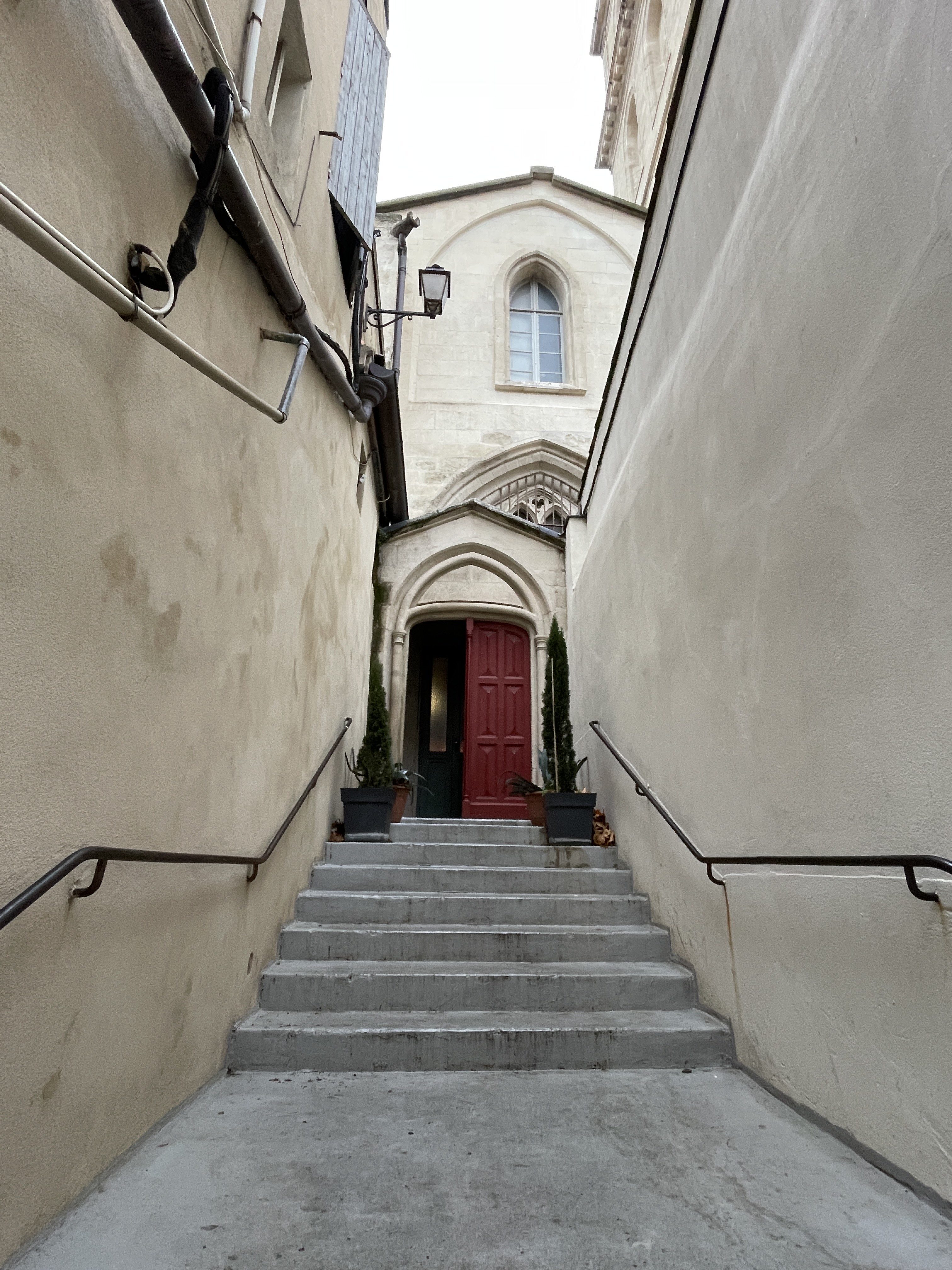 16 Rue Saint-Agricol, 84000 Avignon, France / 04-12-2025 16:10 / 7.27 °C en matige regen / 20 m