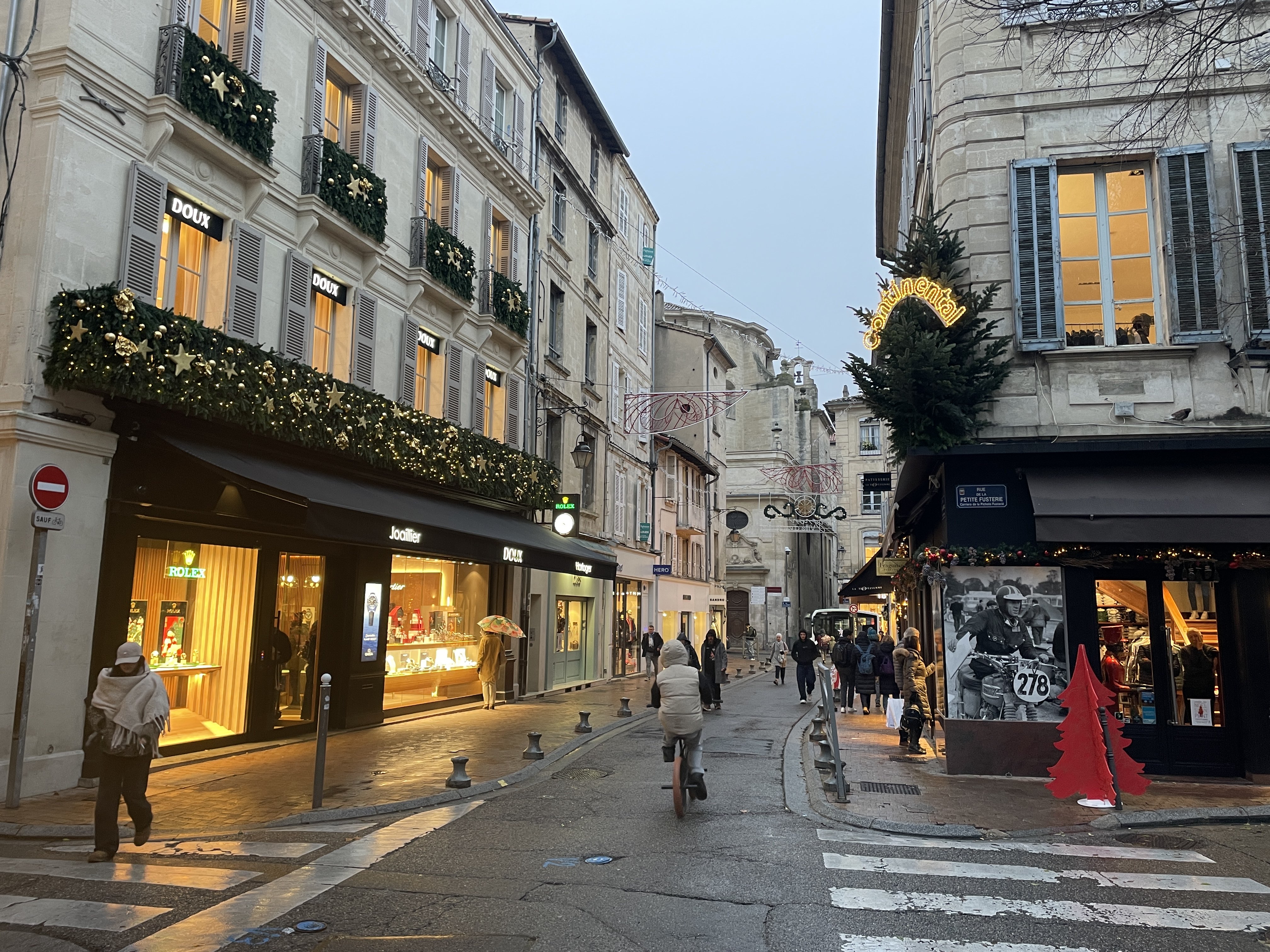 1 Rue Félix Gras, 84000 Avignon, France / 04-12-2025 16:49 / 7.27 °C en lichte regen / 19 m