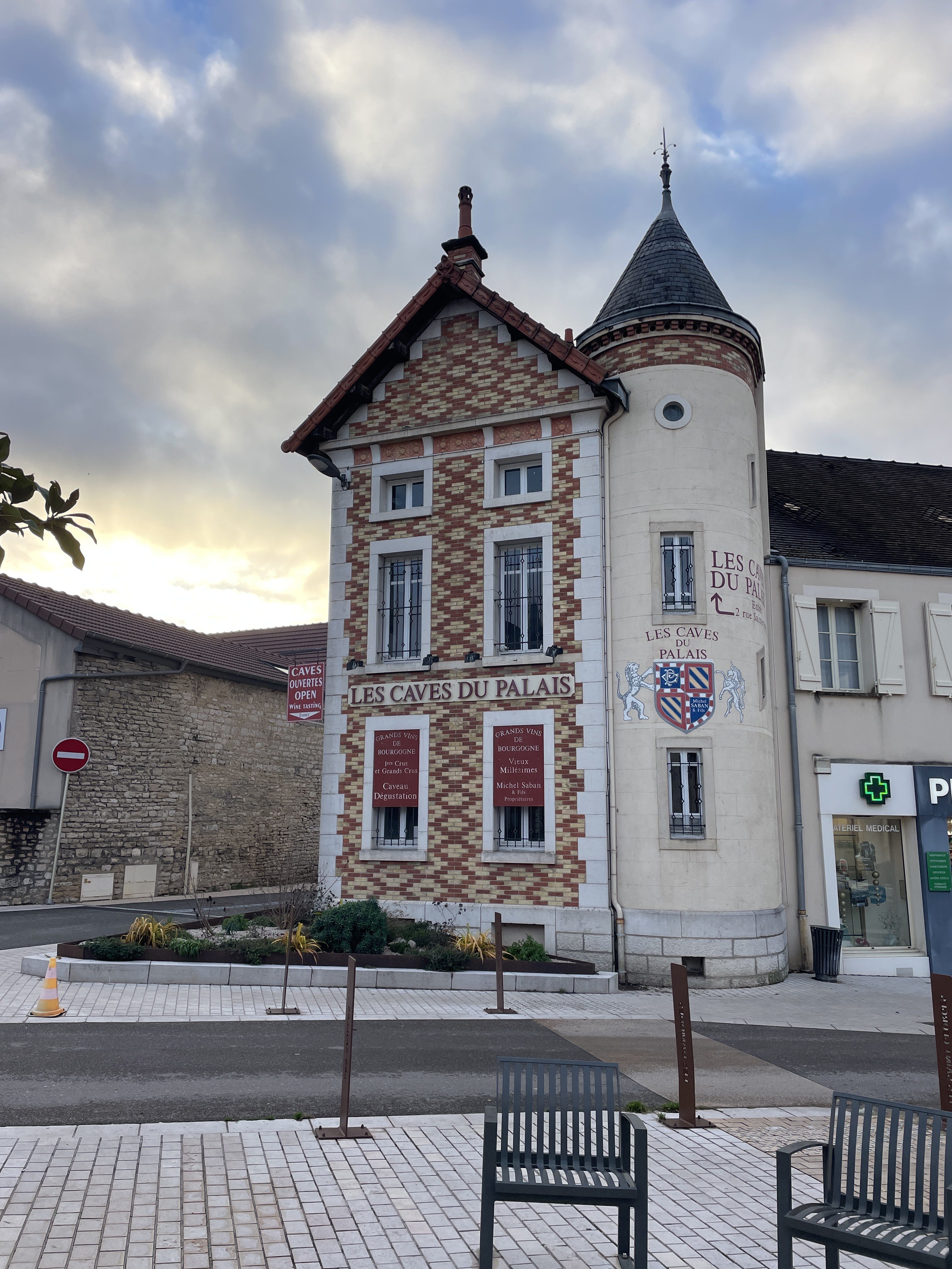 3 Pl. des Climats de Bourgogne, 21700 Nuits-Saint-Georges, France / 05-12-2025 15:56 / 4.84 °C en bewolkt / 226 m