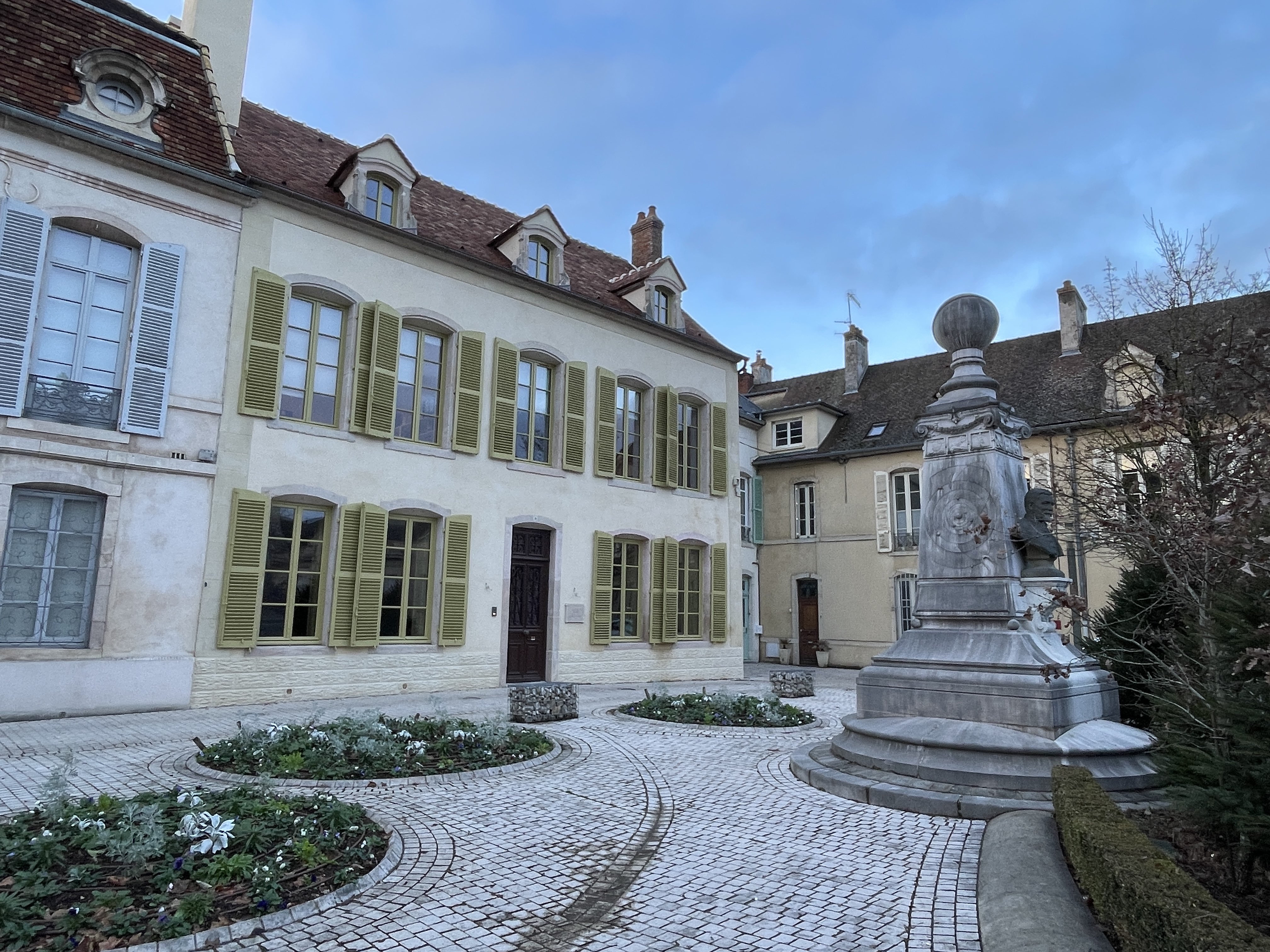 10 Rue Julie Godemet, 21700 Nuits-Saint-Georges, France / 05-12-2025 16:15 / 4.84 °C en bewolkt / 227 m