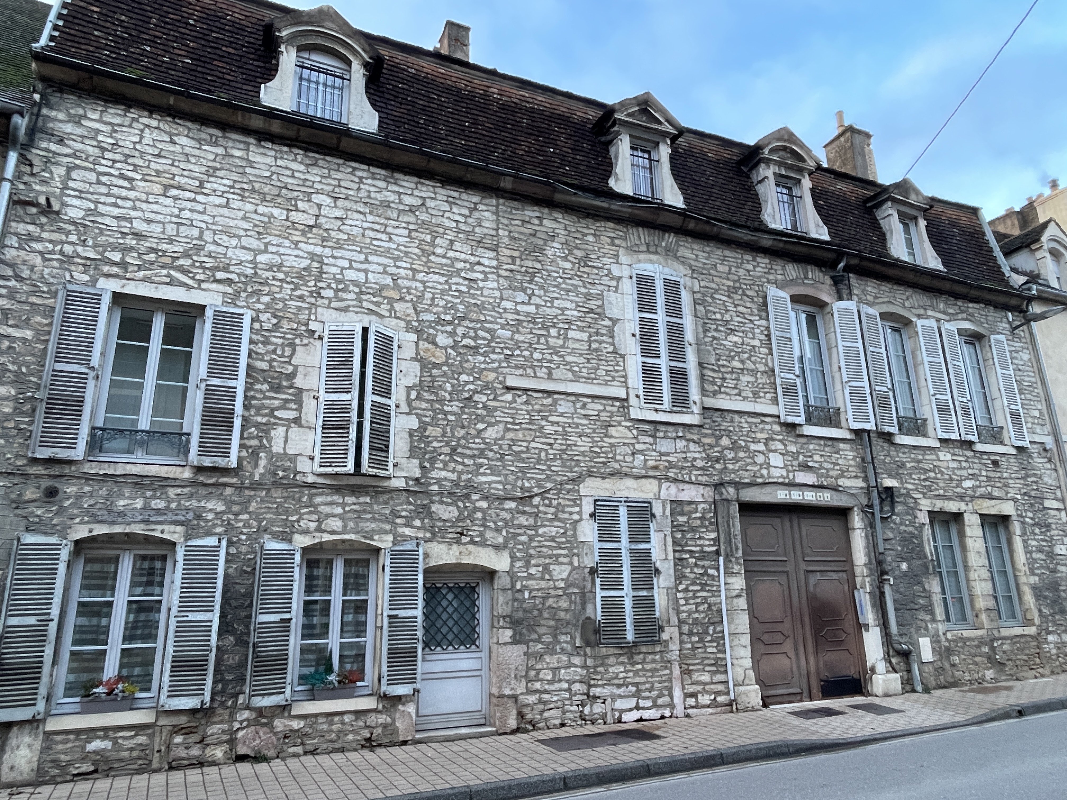 1 Rue Camille Rodier, 21700 Nuits-Saint-Georges, France / 05-12-2025 16:17 / 4.84 °C en bewolkt / 241 m