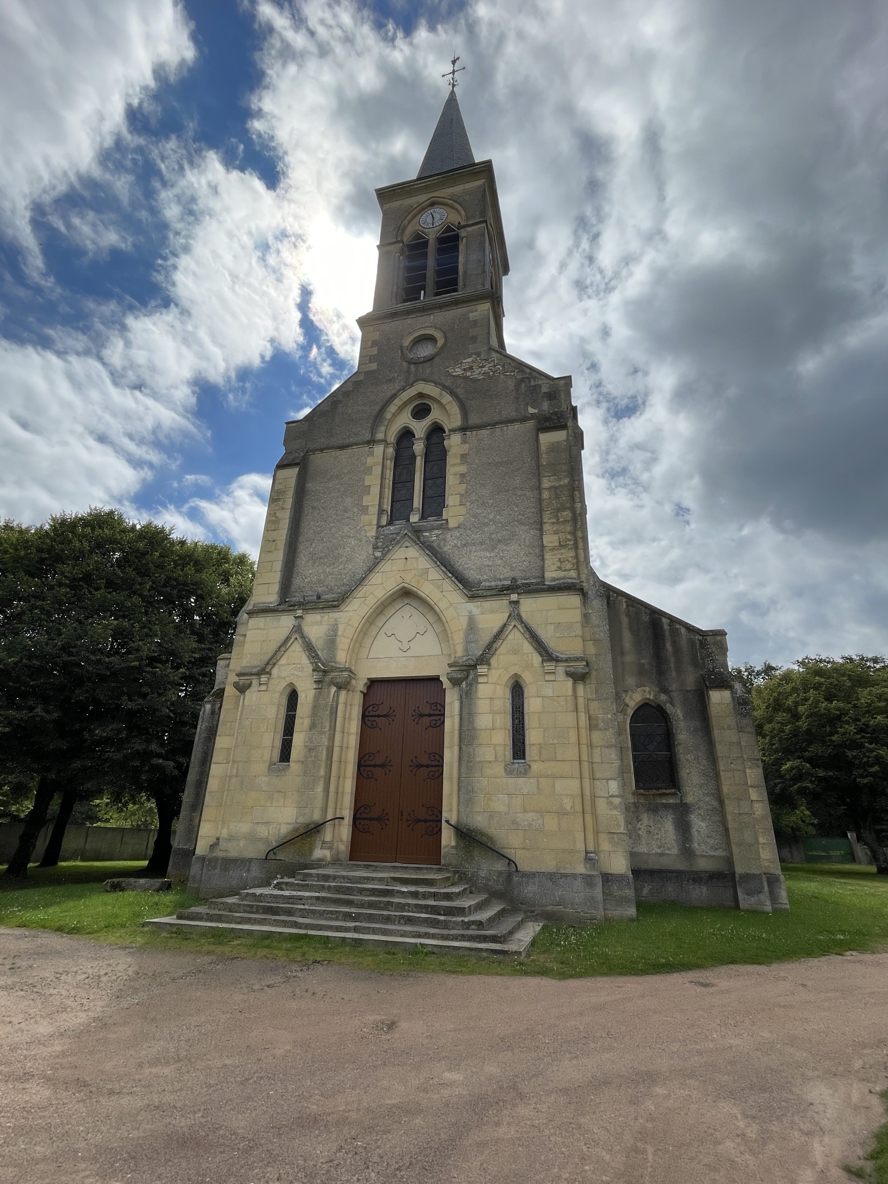 6 Pl. de l'Église, 03360 Saint-Bonnet-Tronçais, France / 11-07-2024 11:31 / 24.11 °C en lichte regen