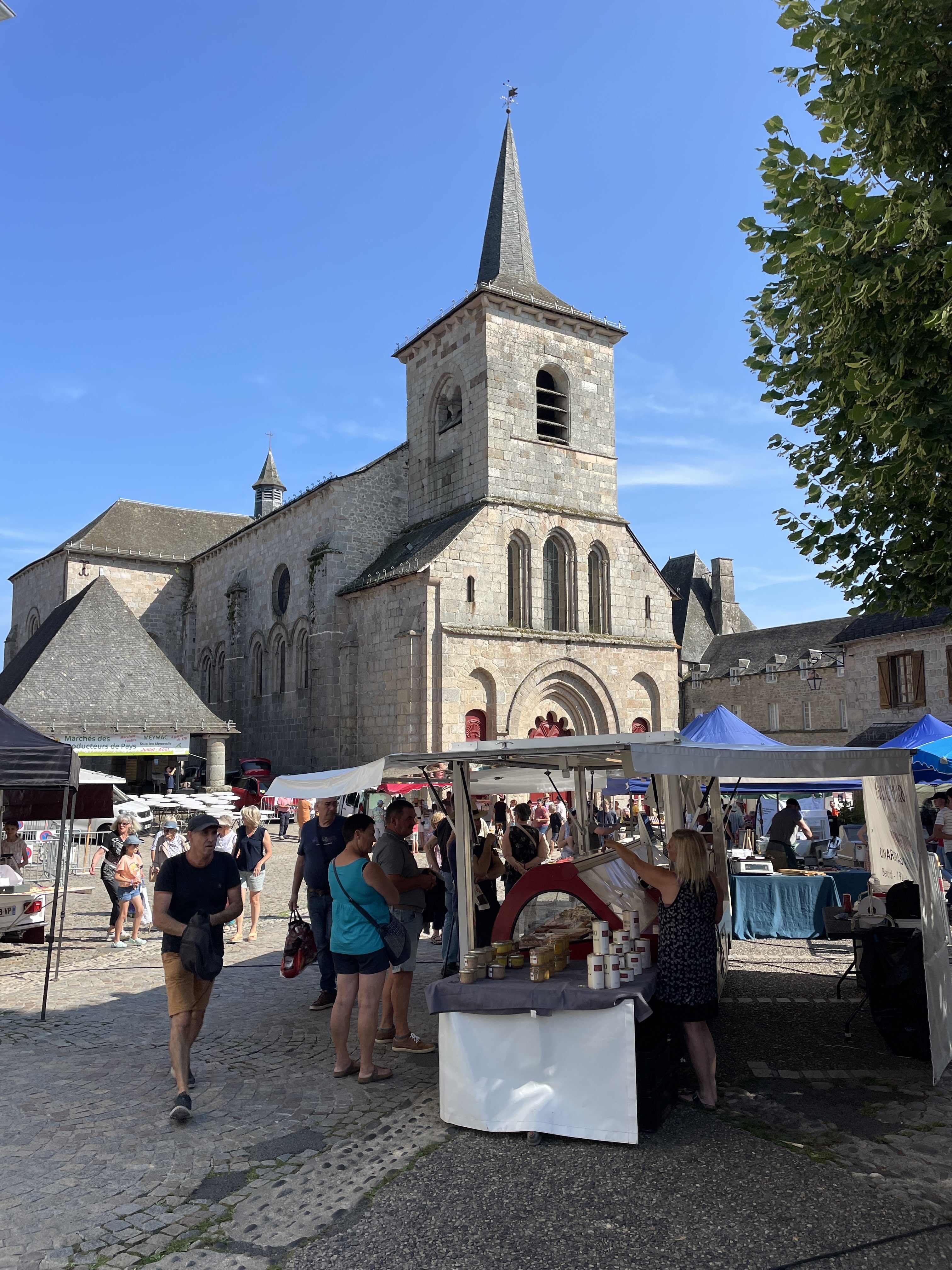12 Pl. de l'Église, 19250 Meymac, France / 17-07-2024 17:23 / 25.17 °C en licht bewolkt