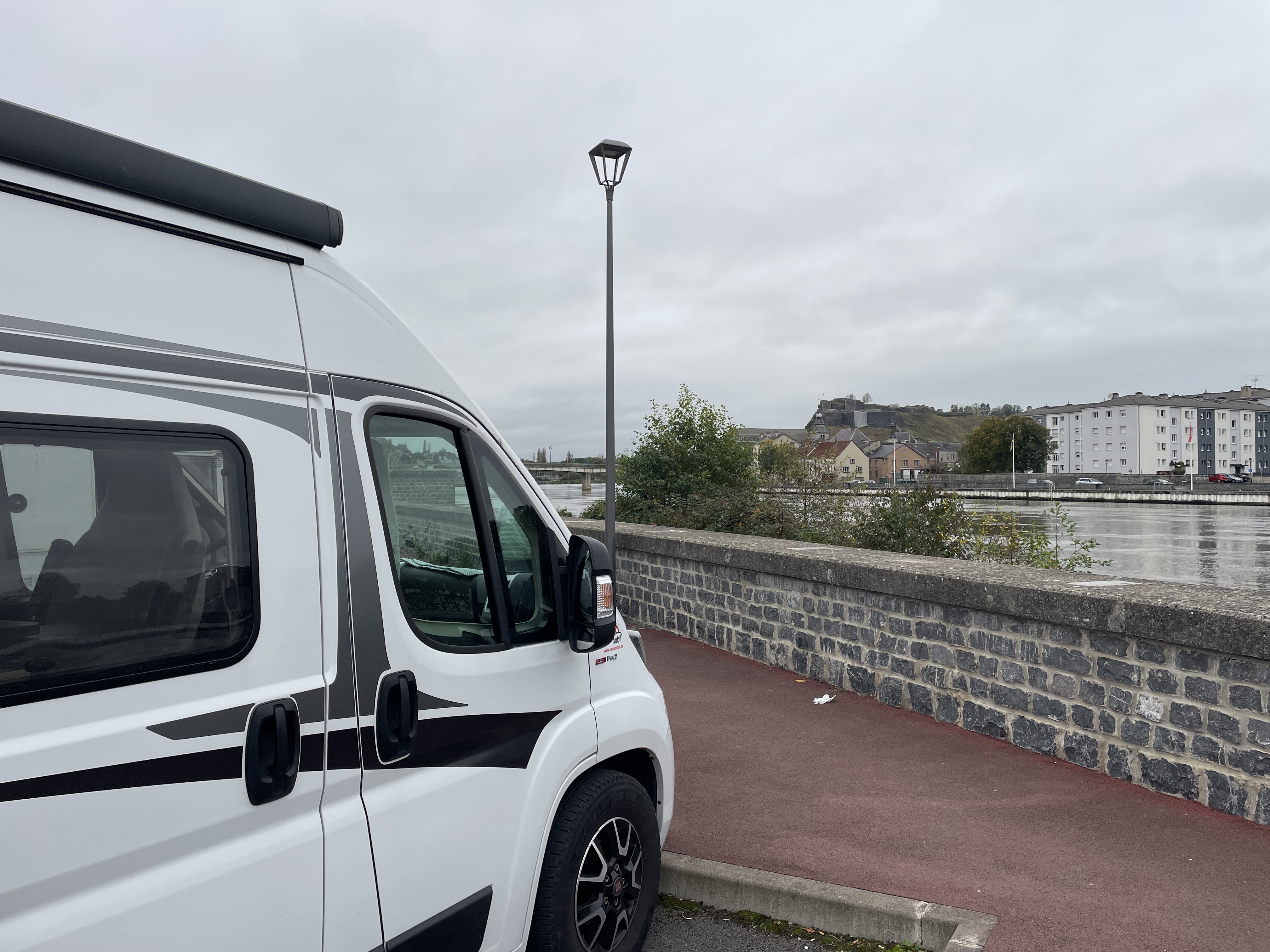 12 Quai Dervaux, 08600 Givet, France / 21-10-2024 17:29 / 14.11 °C en mist