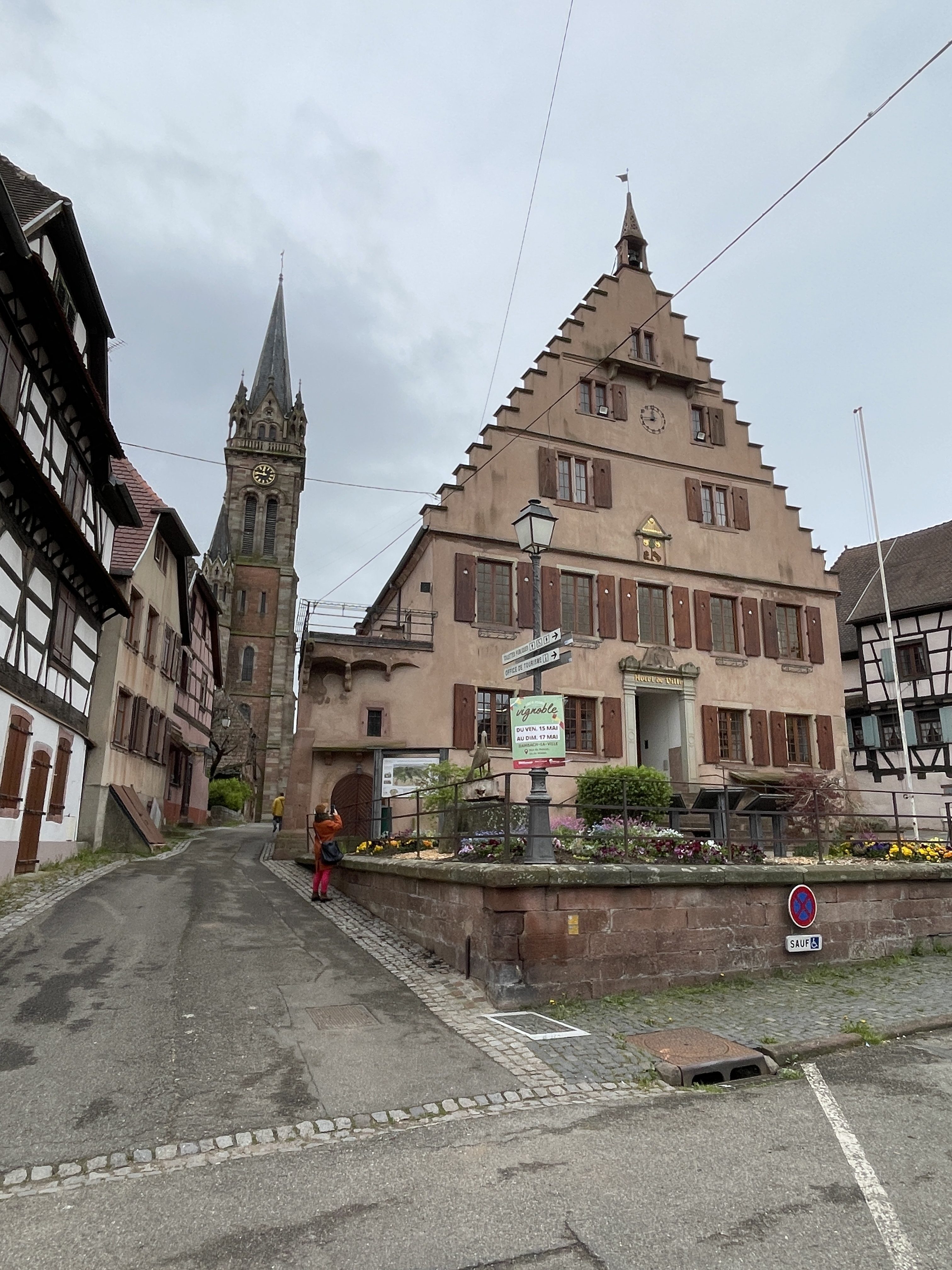 9 Pl. du Marché, 67650 Dambach-la-Ville, France / 10-04-2026 11:46 / 13.81 °C en bewolkt / 214 m